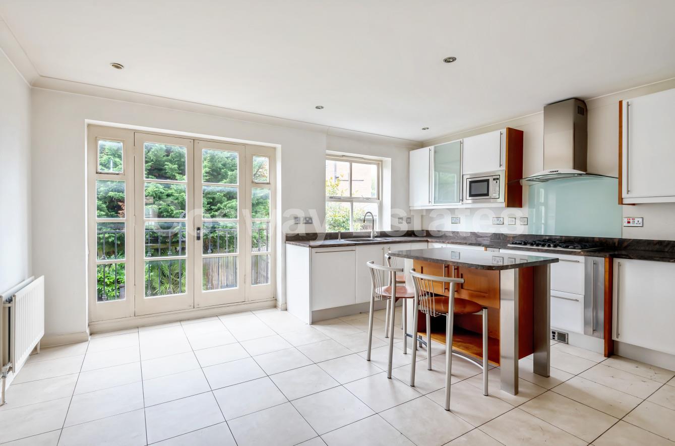 Goodwyn Avenue, Mill Hill